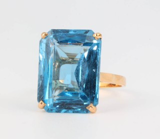 An 18ct gem set dress ring size Q 