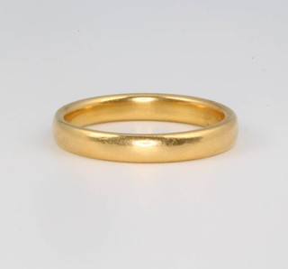 An 18ct yellow gold wedding band size J 1/2, 3 grams