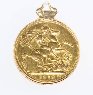 An unusual 1913 two piece sovereign locket with later 9ct mount 