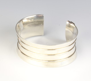 A silver bangle with ribbed decoration 100 grams
