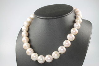 A string of cultured pearls with magnetic silver clasp, 46cm 