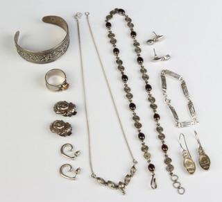 A silver bracelet and minor silver jewellery 86 grams