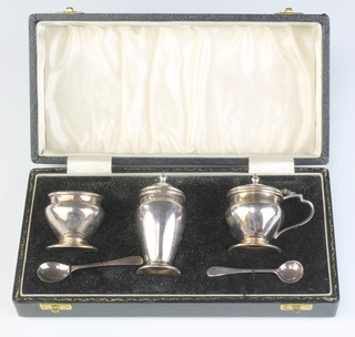 A silver Georgian design 3 piece condiment set and spoons Birmingham 1990, 1991, 110 grams, cased