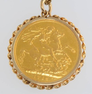 A 1912 sovereign contained in a 9ct gold mount with 9ct chain, 4 grams of 9ct gold 