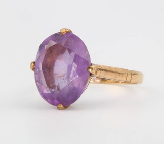 A 9ct yellow gold amethyst ring size I 1/2