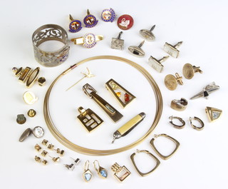 A quantity of vintage costume jewellery