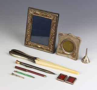 A pair of rectangular silver miniature photograph frames 3cm x 2cm (rubbed marks) and minor silver items and pencils