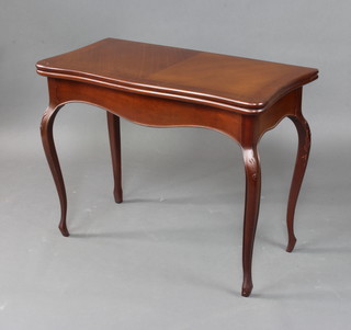 A Georgian style mahogany card table of serpentine outline with crossbanded top, raised on cabriole supports 72cm h x 90cm w x 46cm d