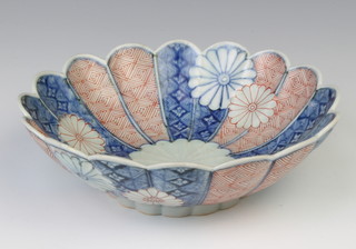 A 19th century scalloped imari bowl decorated with flowers18cm