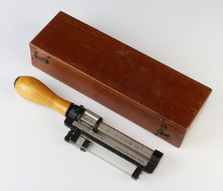 E.R. Watts & Son, a range finder.cotton type Mark 2 no.4689, boxed 