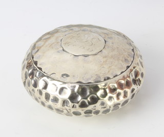A Victorian circular silver hammer pattern snuff box Chester 1898, 58 grams, 7cm 