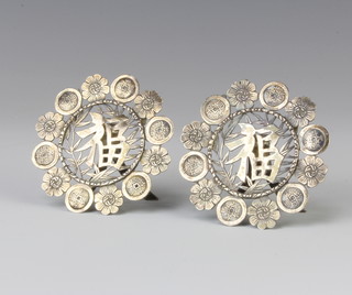 A pair of Chinese silver menu holders decorated with Mon, maker Luem Hing 40 grams, 7cm 