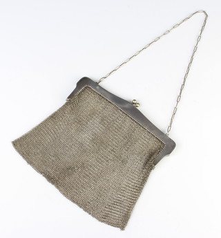 An Edwardian 800 standard mesh evening purse 289 grams