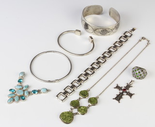 A stylish silver bracelet and minor silver jewellery, 154 grams