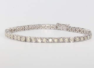 An 18ct white gold diamond set tennis bracelet, approx 2ct, 18.5cm 