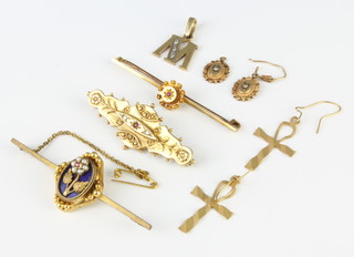 A 9ct yellow gold bar brooch, 2 brooches, a pendant and 2 pairs of earrings