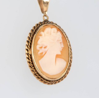 A 9ct yellow gold cameo pendant
