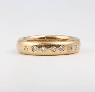 A yellow gold 7 stone diamond ring size O 1/2