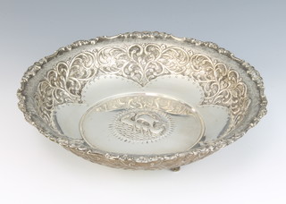 A Continental 800 standard repousse bowl decorated with a long boat 364 grams, 25cm 