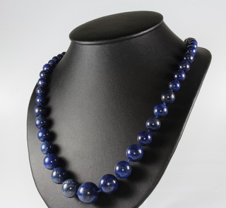 A string of graduated lapis lazuli beads 58cm 