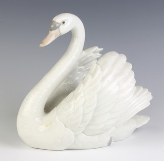 A Lladro figure of a swan 5231 17cm 