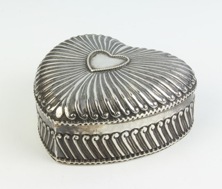 A Continental repousse silver heart shaped trinket box 128 grams, 10cm 