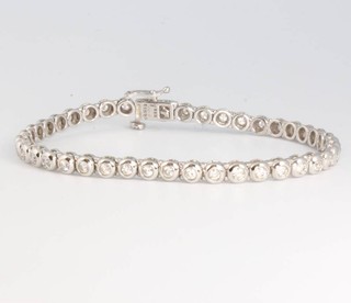 A white gold diamond set tennis bracelet approx 2ct, 17cm