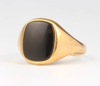 A gentleman's 9ct yellow gold onyx set ring size Q 