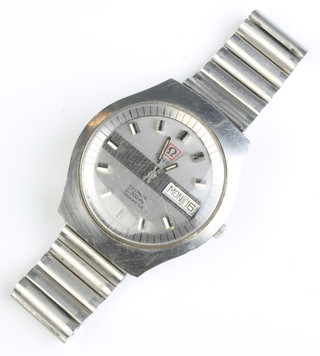A gentleman's steel cased Omega Electronic F300 HZ chronometer calendar wristwatch on a ditto bracelet 