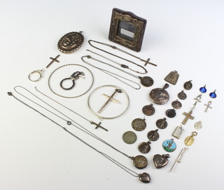 A silver locket and minor silver jewellery