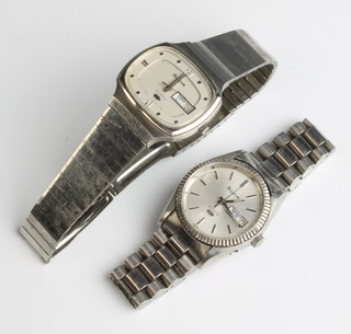 A gentleman's steel cased Bulova quartz calendar wristwatch on a ditto bracelet and a ditto 