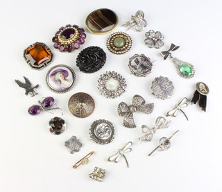 Ten silver brooches and minor brooches