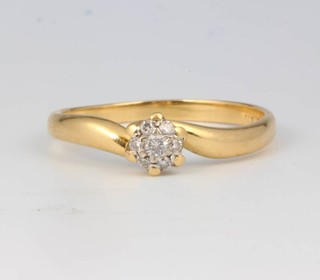 An 18ct yellow gold diamond cluster ring size Q 1/2