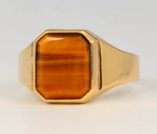 A 9ct yellow gold gentleman's tigers eye ring size Y 