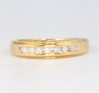 A 9ct yellow gold diamond ring size M 