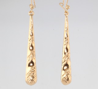 A pair of 9ct yellow gold drop earrings 