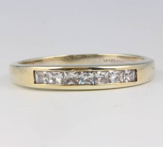 A 9ct white gold paste set ring 