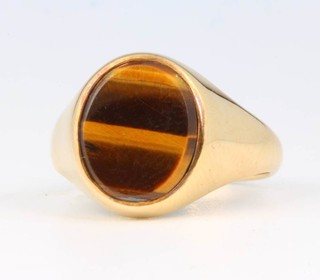A gentleman's 9ct yellow gold tigers eye ring size O 