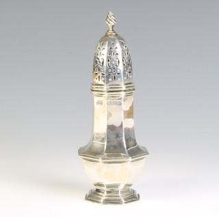 An Edwardian octagonal silver shaker Birmingham 1901, 140 grams, 15cm 