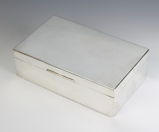 A rectangular silver cigar/cigarette box of plain form, London 1932, 23cm x 7cm x 14cm 