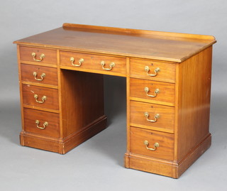 An Edwardian walnut desk/dressing table with raised back, fitted 1 long and 8 short drawers 78cm h x 122cm w x 60cm d 