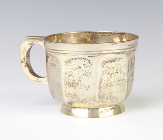 A silver octagonal cup with presentation inscription, Birmingham 1925, 140 grams, 7cm 