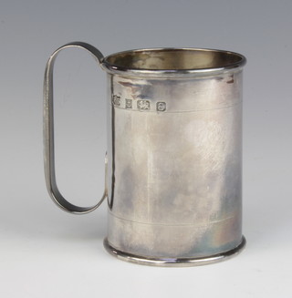A silver mug of plain form Birmingham 1979, 9cm 212 grams 