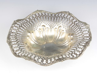 A Continental pierced Sterling silver bowl 377 grams, 25 cm 