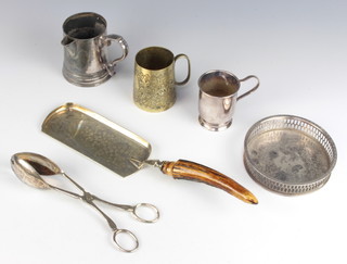 An Edwardian silver plated crumb scoop and minor plated items