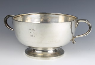 A silver 2 handled bowl with presentation inscription, London 1921, 36cm, 1246 grams 