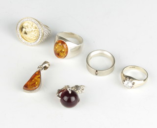 A silver and amber dress ring size M, 3 others and 2 pendants, 36 grams