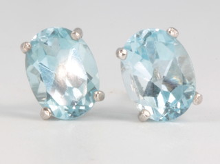 A pair of topaz and silver ear studs 1.2ct 