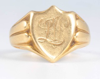 A gentleman's 18ct yellow gold shield shaped ring size Q, 6 grams