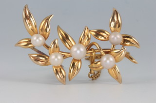 A 9ct yellow gold seed pearl floral bar brooch 42mm 